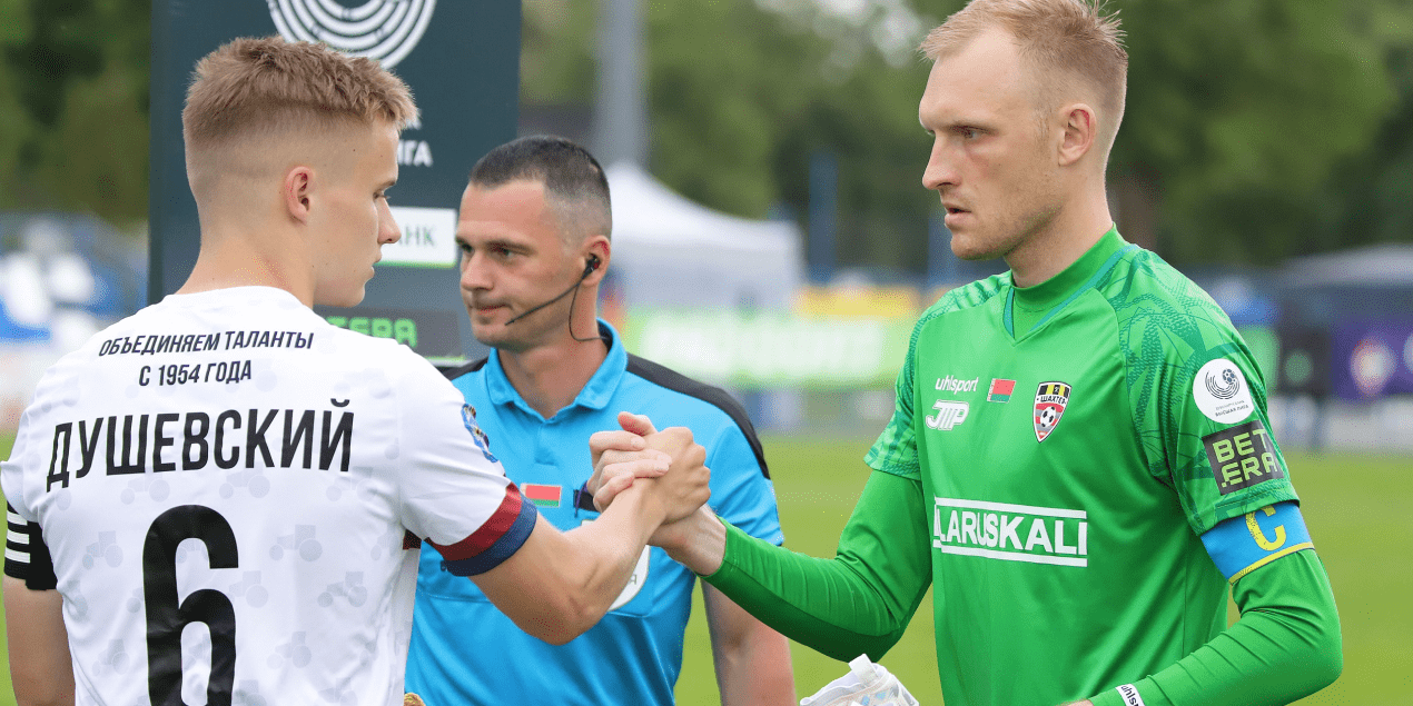 Вратарь сборной Беларуси Сергей Игнатович (справа) пополнил состав «Ордабасы»
