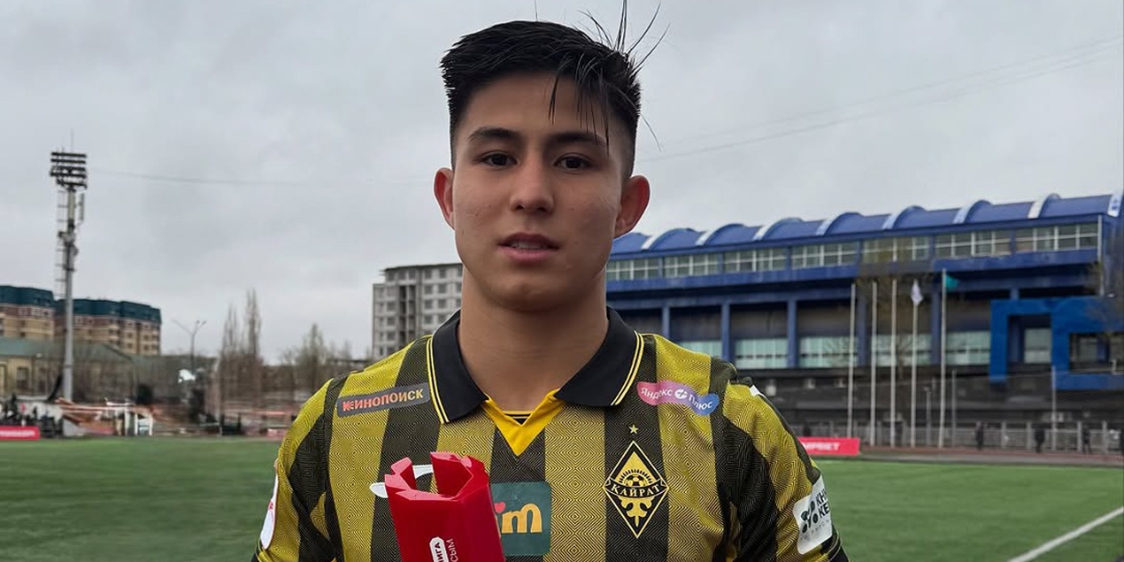 Дастан Сатпаев с призом лучшему игроку матча с «Атырау»