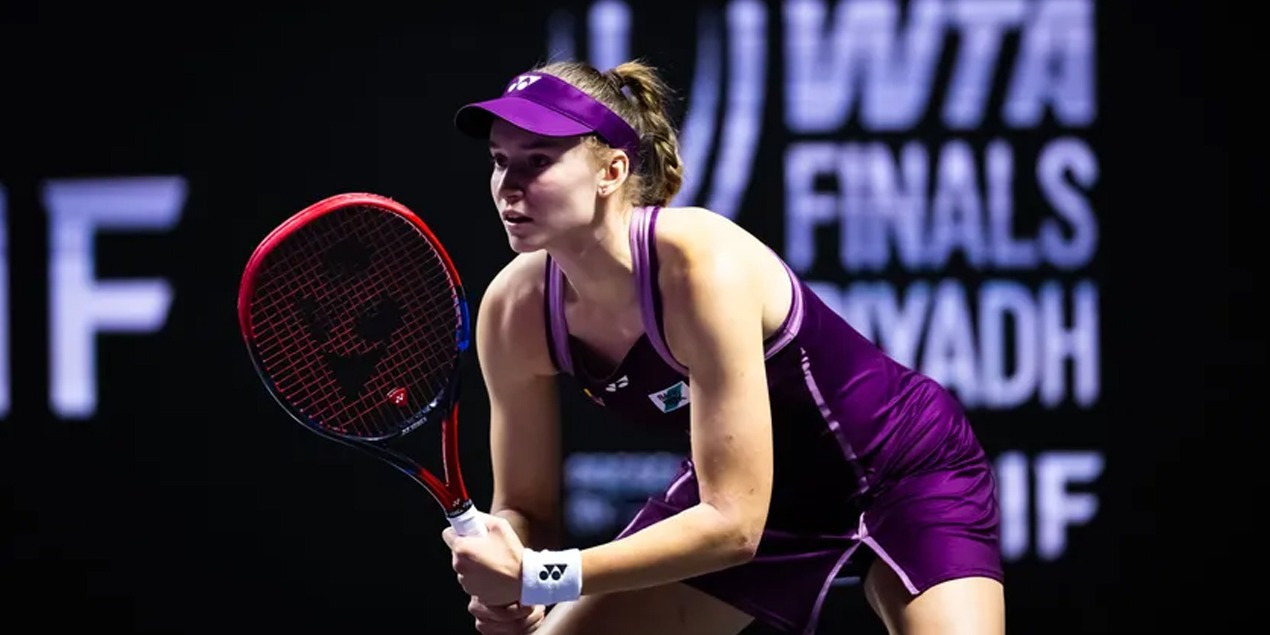 Елена Рыбакина победила Швентек и вышла в полуфинал Итогового турнира